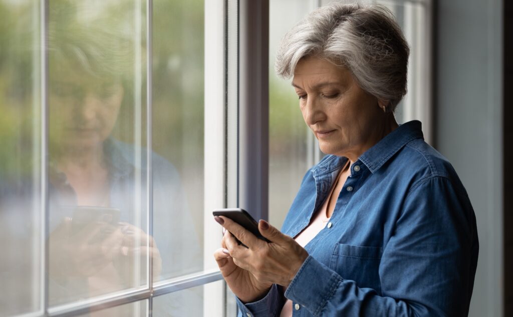 personne âgée sur un téléphone