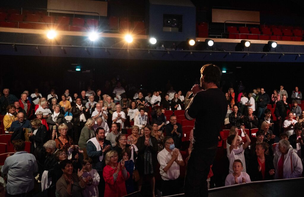 Saint Lazare sur scène lors de l'avant-première au Théâtre Montdory