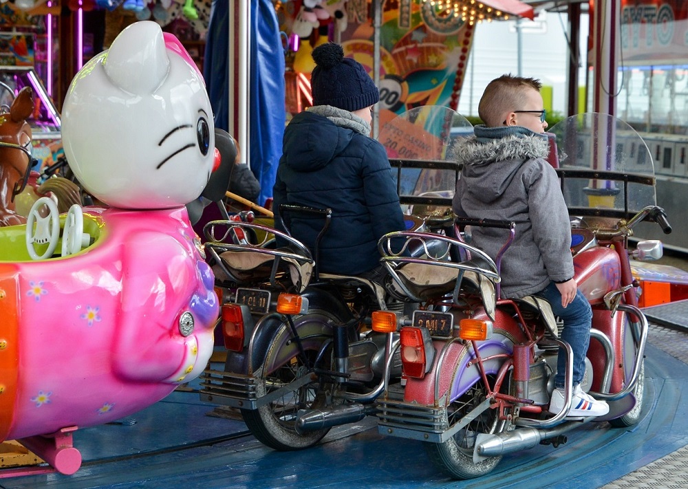 deux enfants sur un manège lors de la Choûle 2022