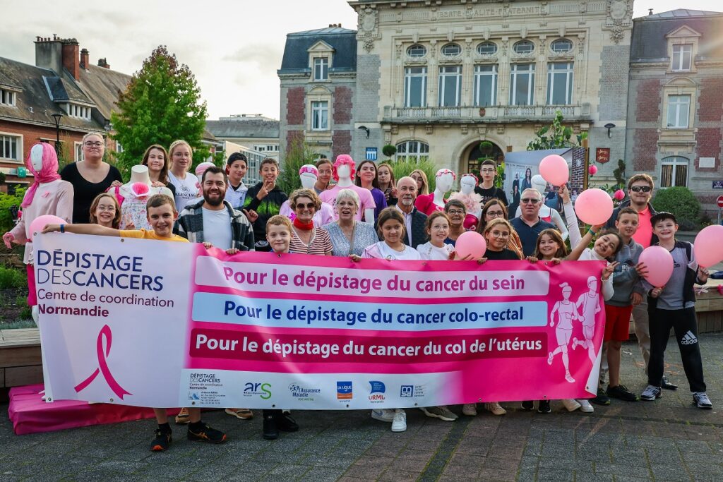 Les jeunes du CMJ et de la junior association pendant l'installation de la décoration Place de la Libération de Barentin.