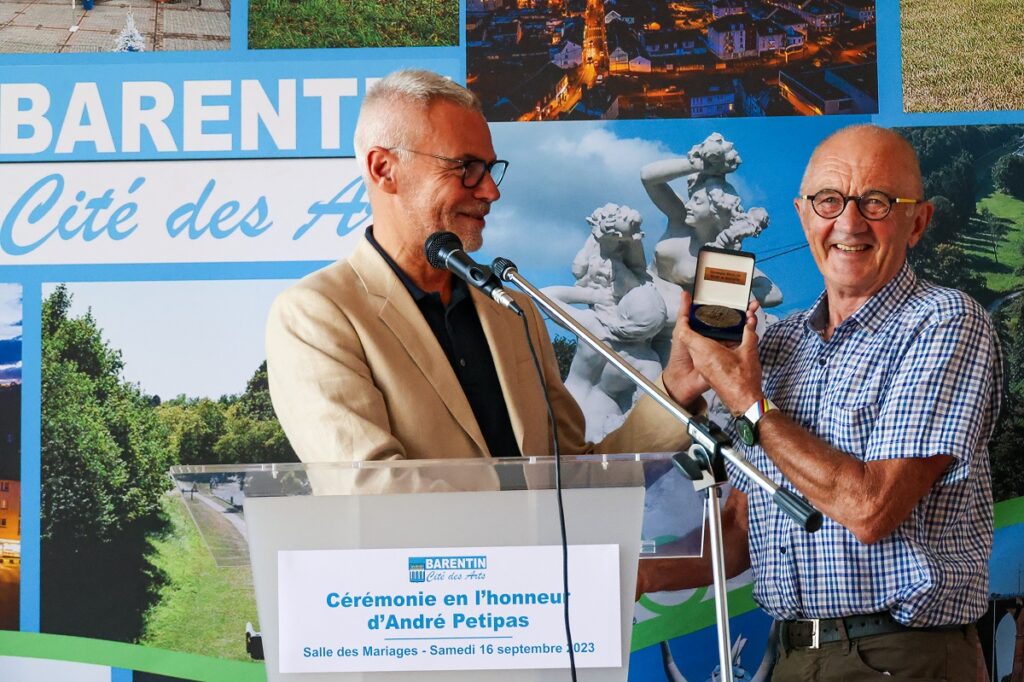 André Petipas qui a reçu la médaille de la Ville des mains de Christophe Bouillon.