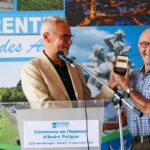 André Petipas qui a reçu la médaille de la Ville des mains de Christophe Bouillon.