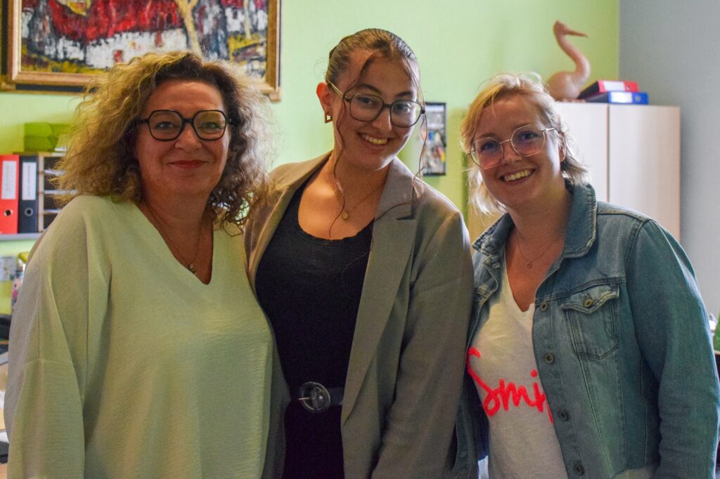 Yasmine Ouarraou lors de son stage à l'accueil de la mairie.