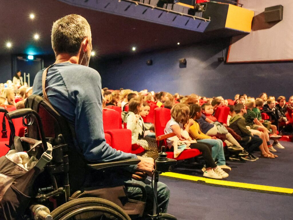 agents, élus et élèves barentinois réunis à Montdory pour la diffusion du film "we are people"