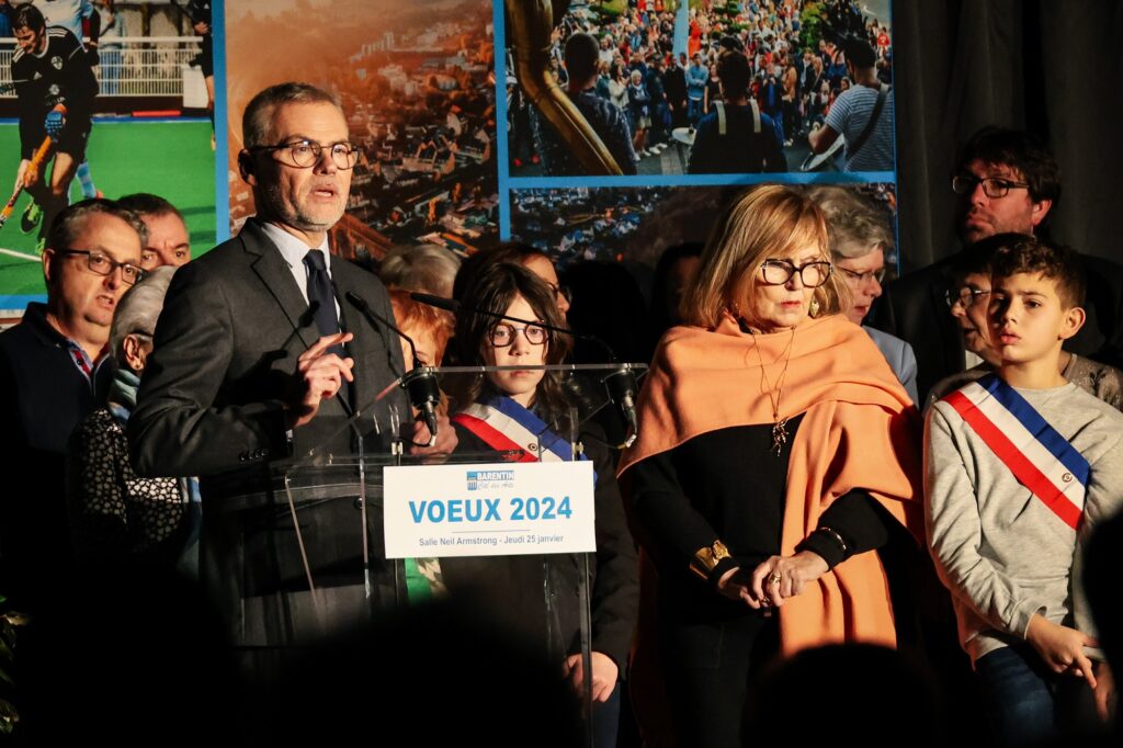 Monsieur le Maire Christophe Bouillon, accompagné de son équipe municipale et du conseil municipal des jeunes, a présenté ses vœux aux forces vives du territoire à la salle Neil Armstrong.