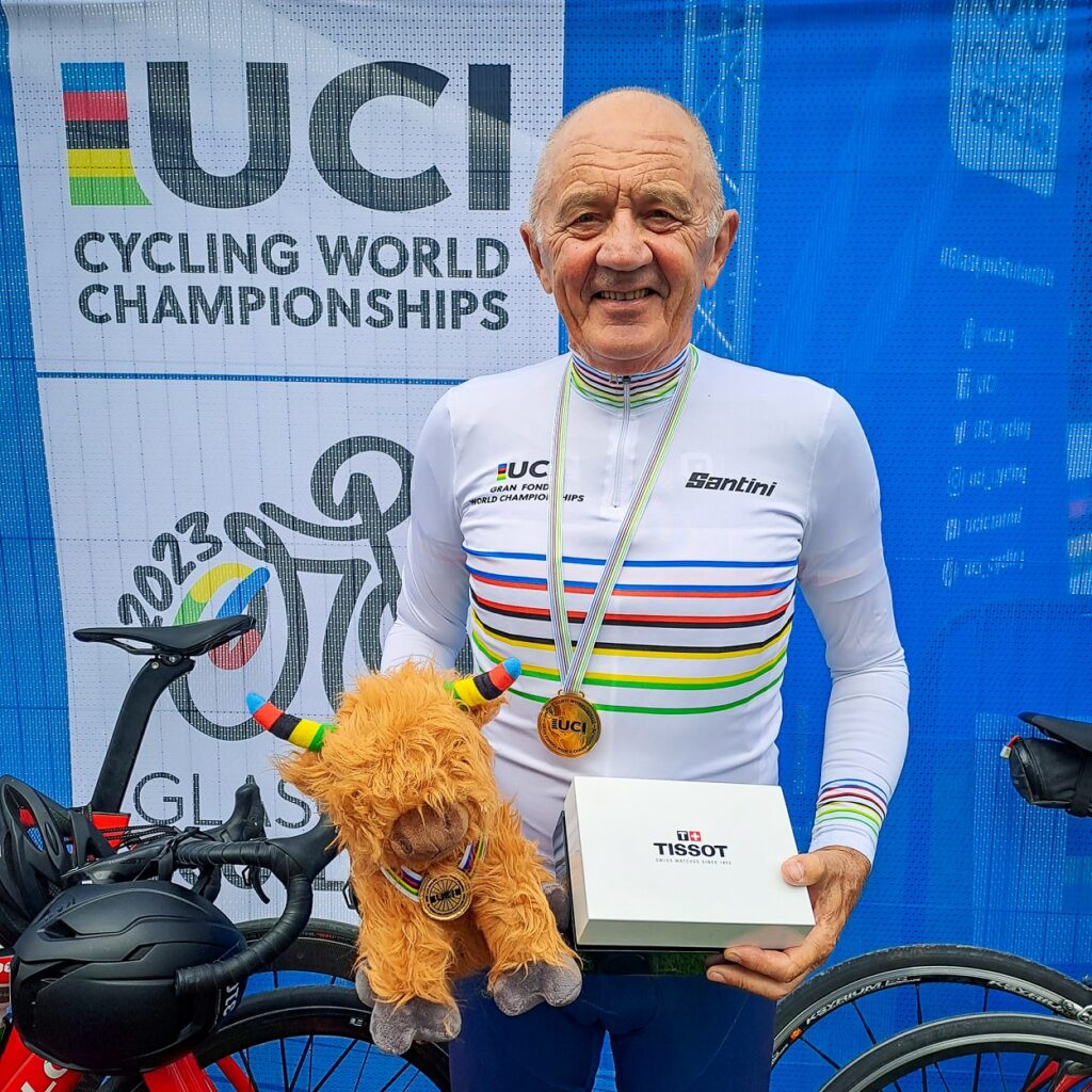 André Petipas avec la tunique arc-en-ciel de champion du monde