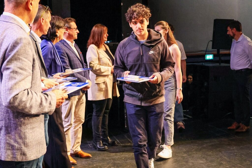 Un jeune diplômé 2023 à l'honneur qui a reçu une clé usb et un livre de Barentin.