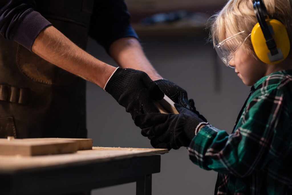 enfant apprenant le métier de menuisier.