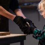 enfant apprenant le métier de menuisier.