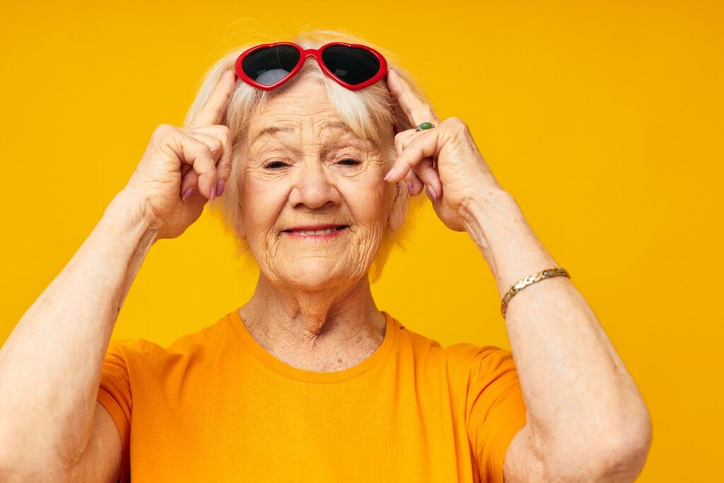 senior avec des lunettes de soleil