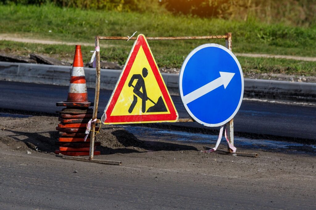 Panneaux annonçant des travaux