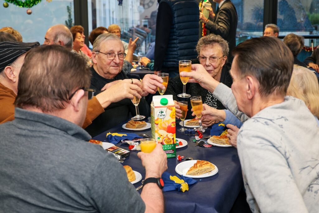 Des seniors des résidences autonomies qui partagent la traditionnelle galette des rois.